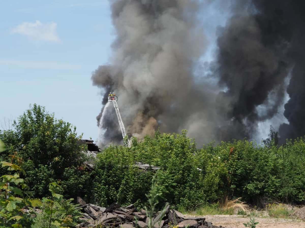 Großbrand in Erfurt! Schwarze Rauchwolke am Himmel